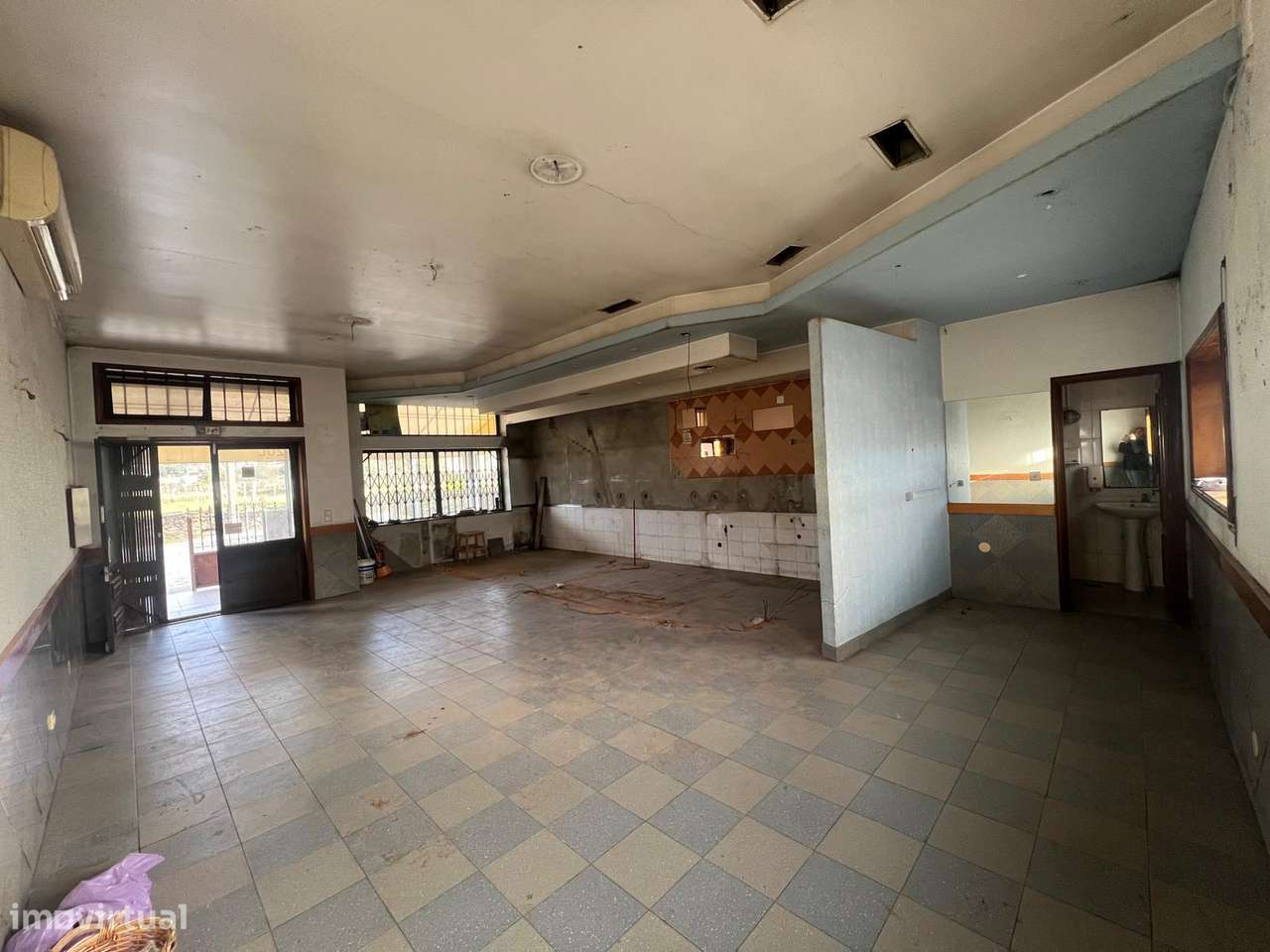 Loja / Armazém com Logradouro em Valongo – Ideal para Serviços - Grande imagem: 4/20