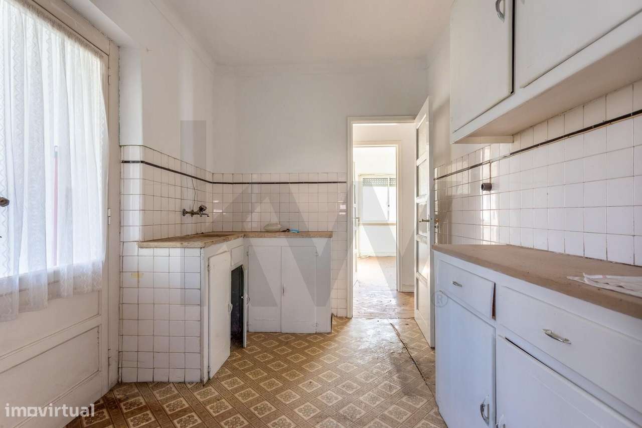 Moradia isolada para (sonhar e) remodelar | 300m2 área | Jardim à volt-24