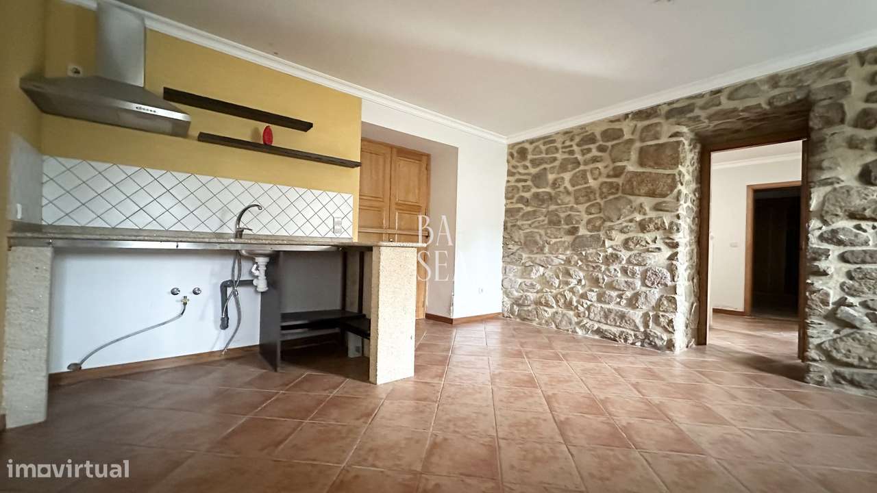 Quinta com 3 Habitações 2 Armazéns e 1 ha de Vinha em Barbeita Monção.-34