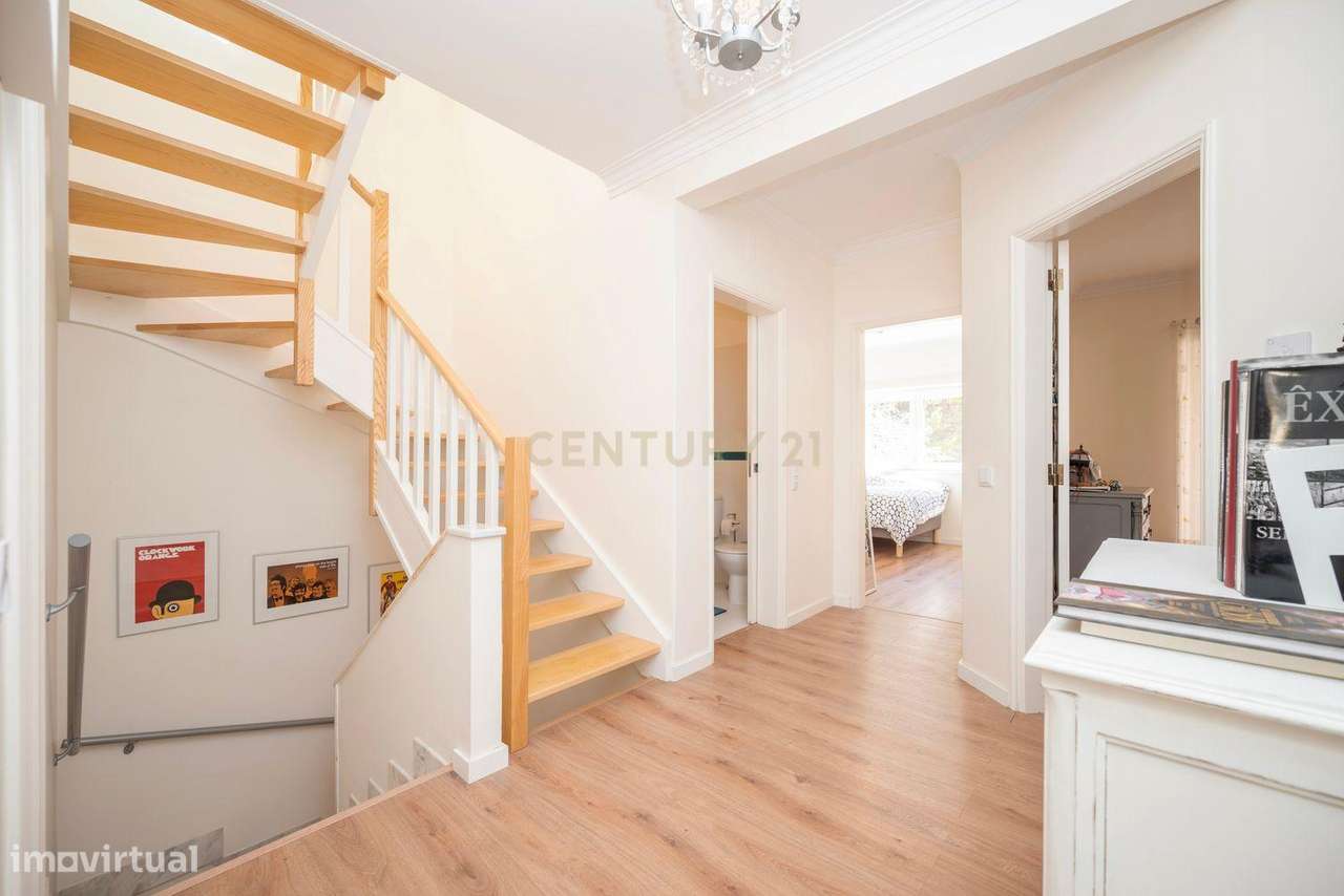 Moradia remodelada de 6 assoalhadas Exclusiva no Estoril-33