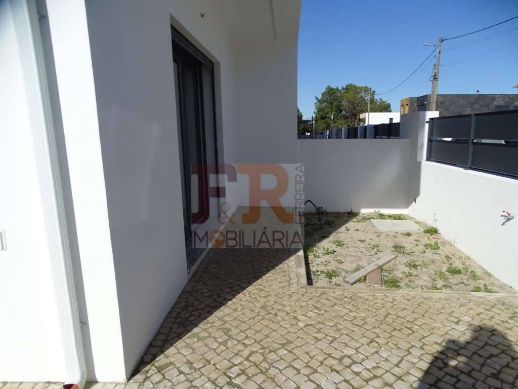 Geminada Duplex T3 Duas Suites com Pérgula Fernão Ferro - Grande imagem: 5/51