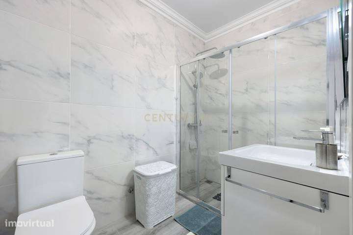 Apartamento T2 em Condomínio Fechado 2º Andar com Elevador com Piscina-13