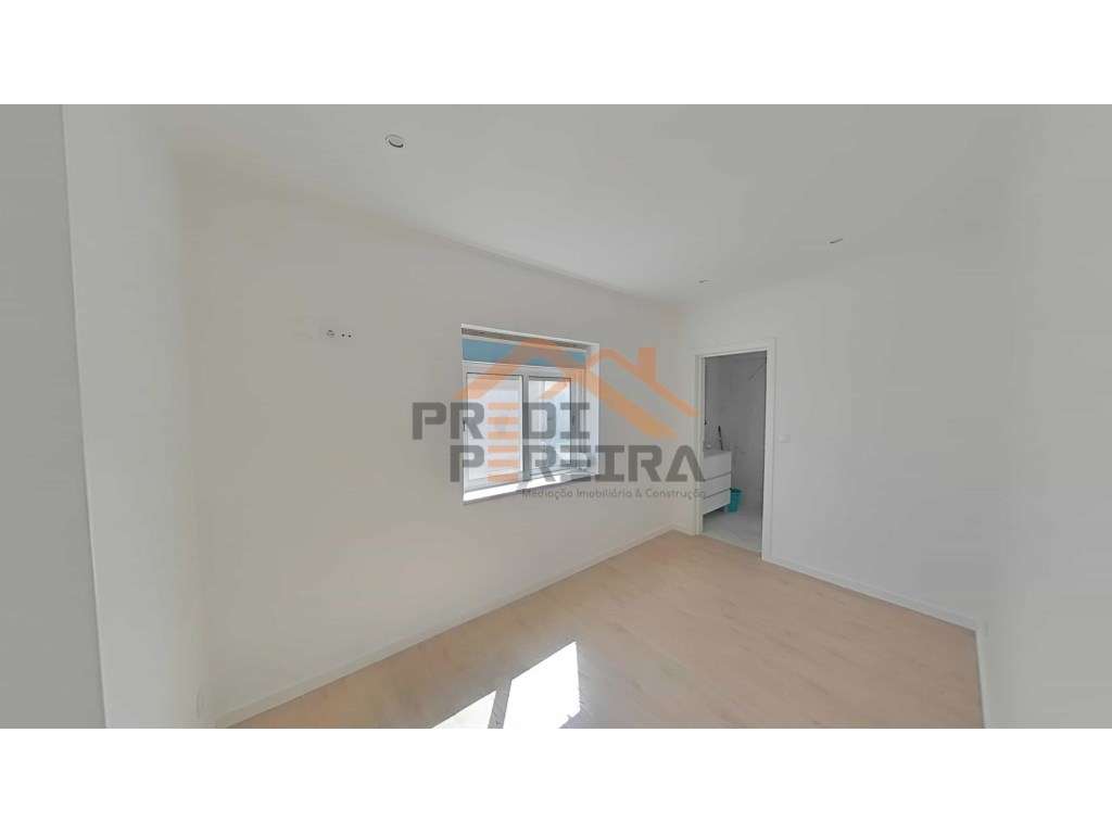 Situado em Odivelas, T3 remodelado.-15