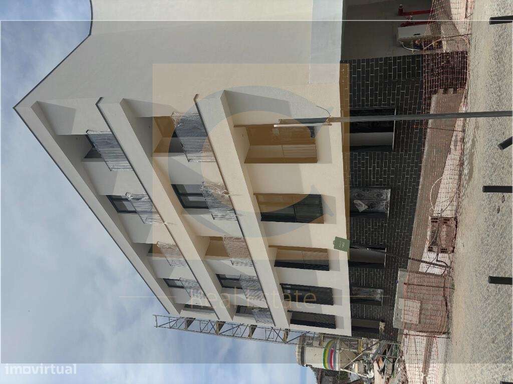LOCALIZAÇÃO PRIVILEGIADA junto ao Hospital de São João - Escrituras a-3