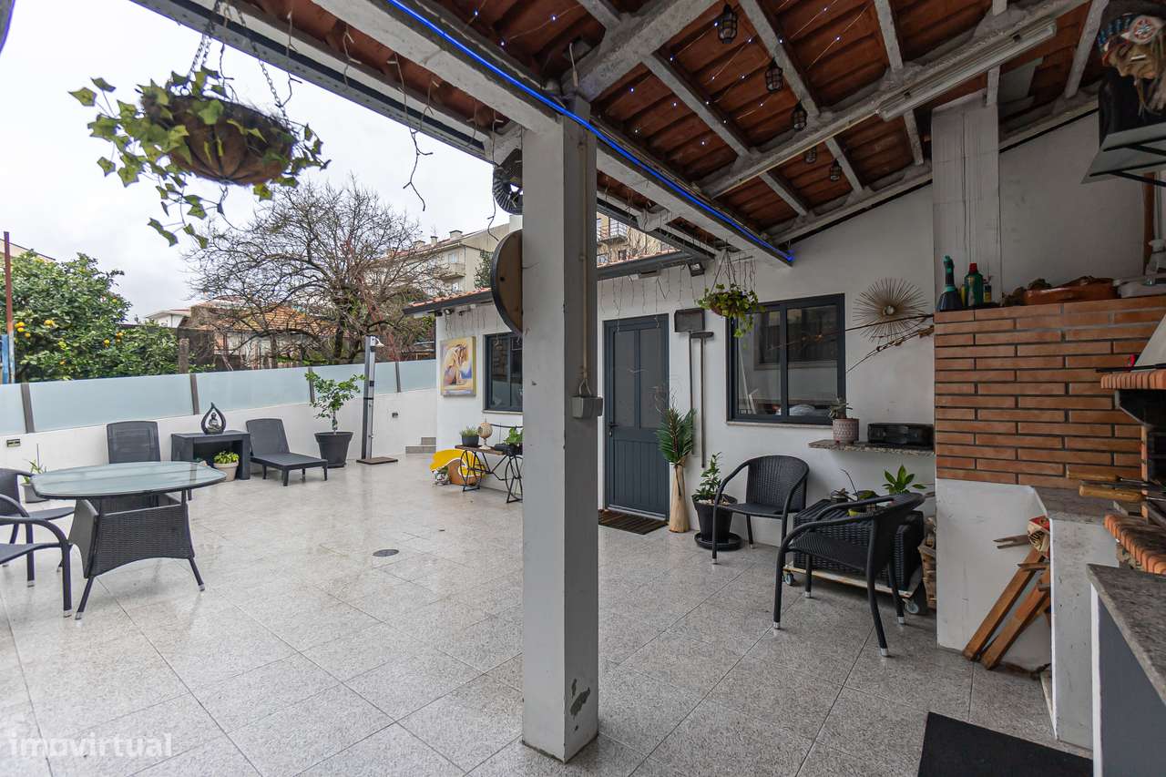 Moradia T4+1 renovada com anexo e jardim em Canidelo-33