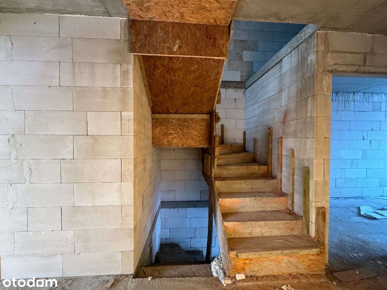 Dom szeregowy w stanie surowym otwartym, gaz oraz prąd na działce-13