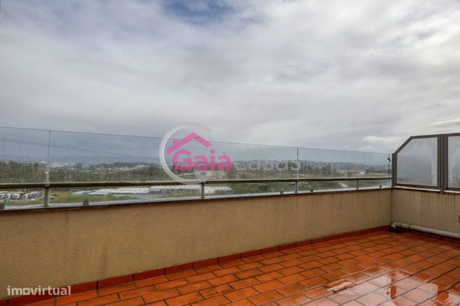 Apartamento T4 Duplex condomínio reservado 2 lugares garagem arrumos-11