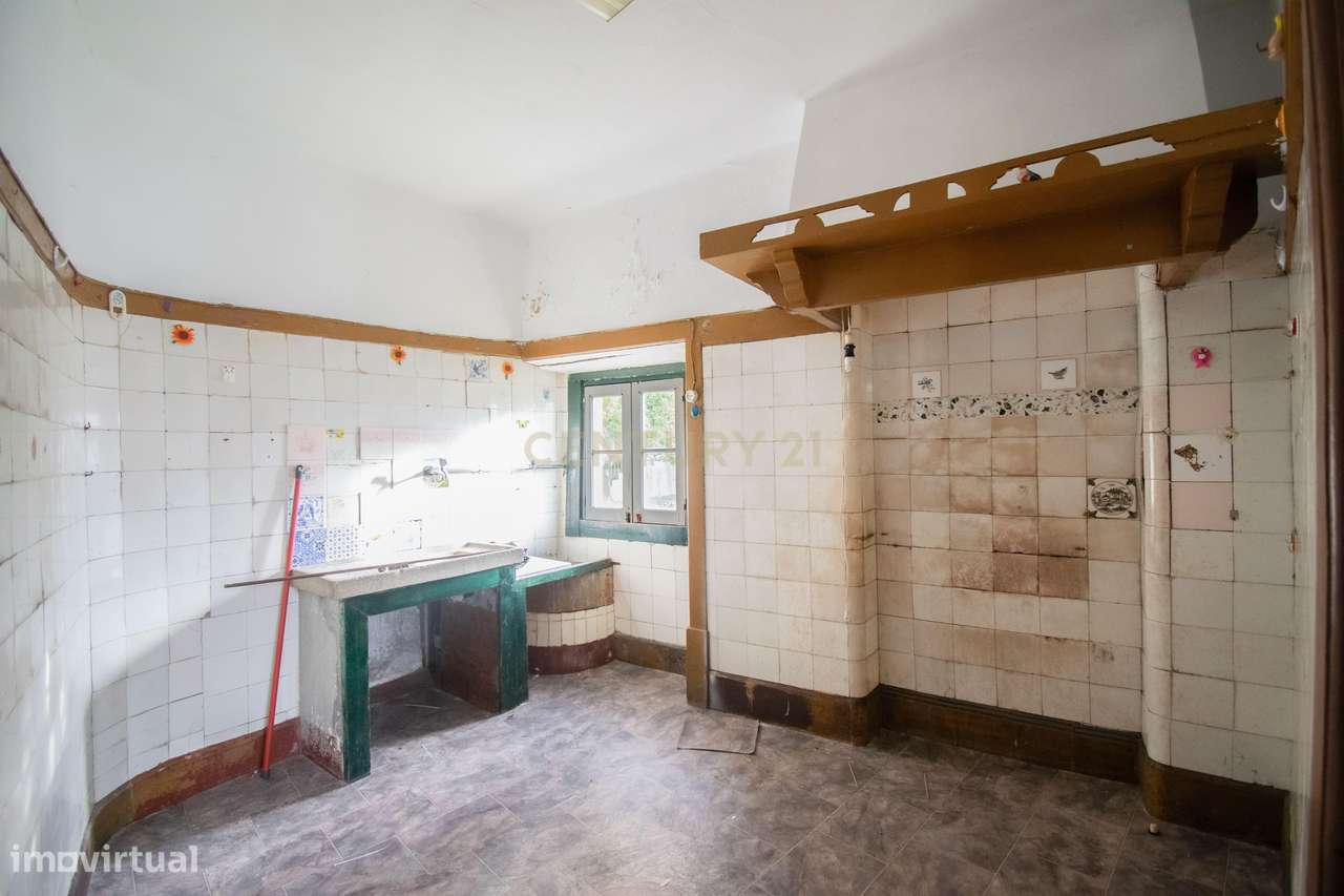 Prédio na emblemática Rua do Quebra Costas, no centro histórico de Coi-42