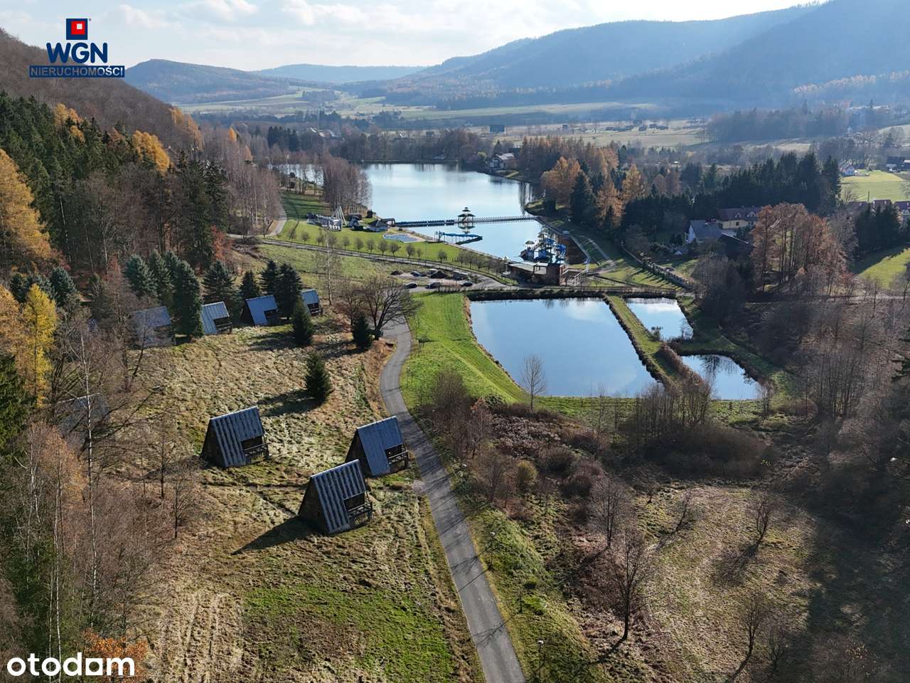 Grunt zabudowany 10-ma domkami nad jeziorem - na sprzedaż.-2