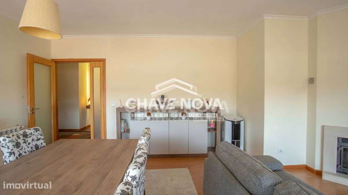 Apartamento T2, em Pedroso, com duas varandas, garagem e arrumos-2