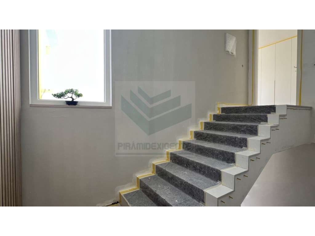 Moradia Isolada 4 Suítes, Piscina, Cave 43m2 - AZEITÃO-23