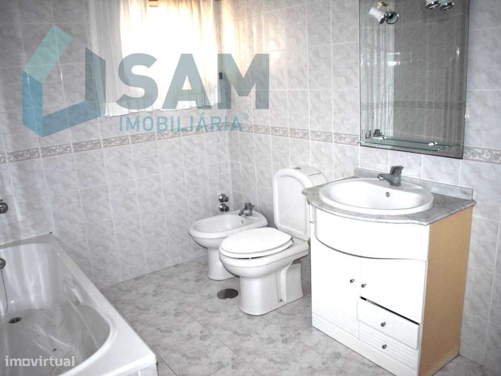 Moradia T4, localizada em Maxial-14