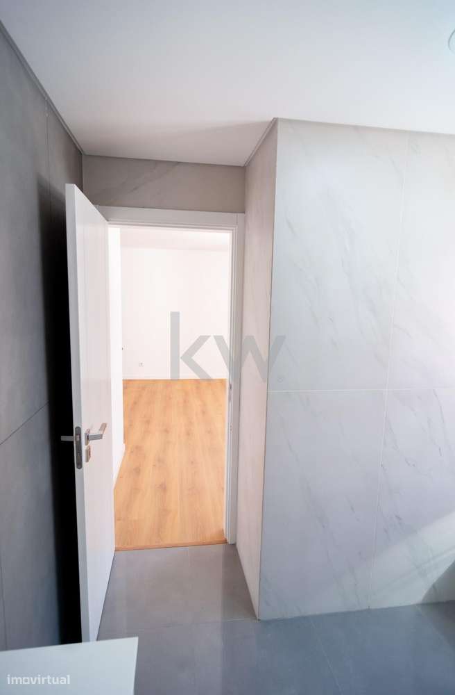 Luxo Raro nas Colinas do Cruzeiro – T3+1 com Mega Box e Terraço Privad-46