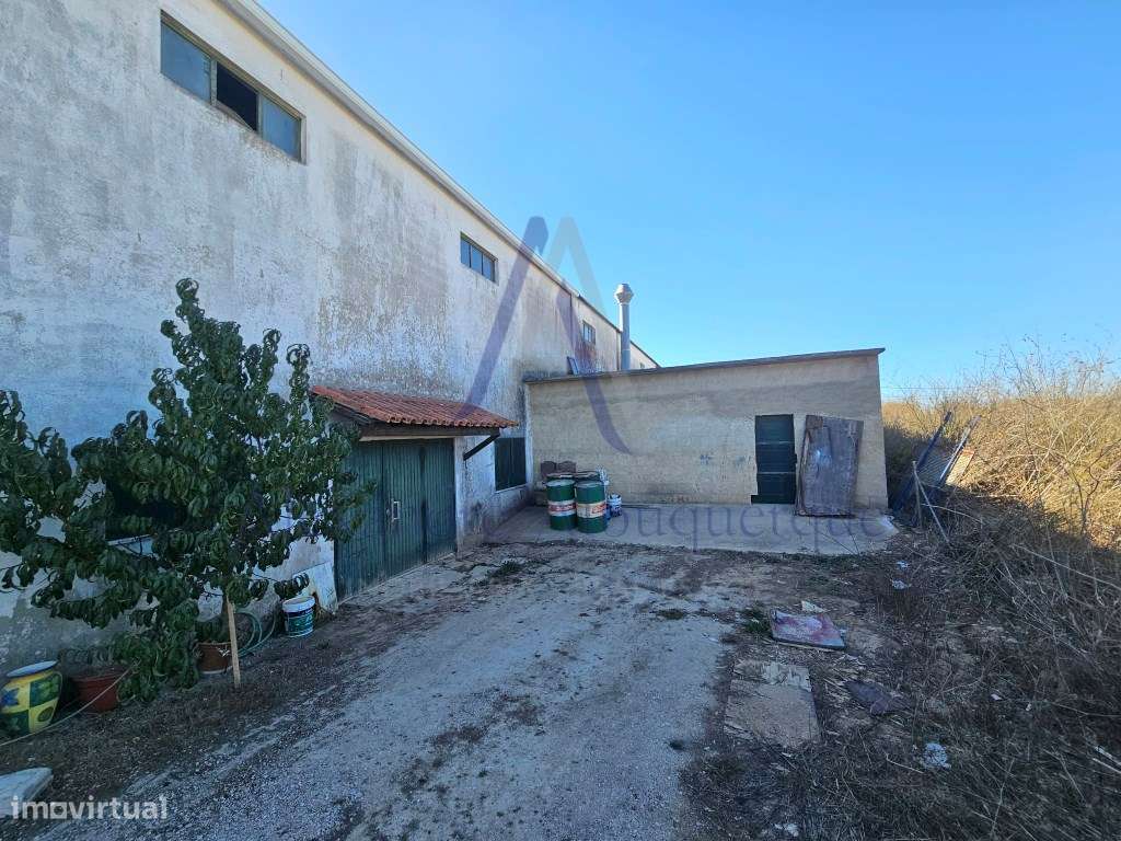 ARMAZÉM À VENDA - ZONA INDUSTRIAL | 5.500 m² DE TERRENO-4
