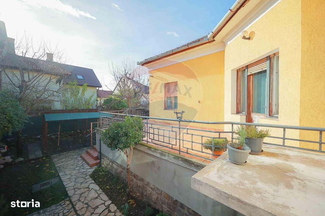 Casă Evreiască de Vânzare, Singur în Curte în zona Ultracentral-10