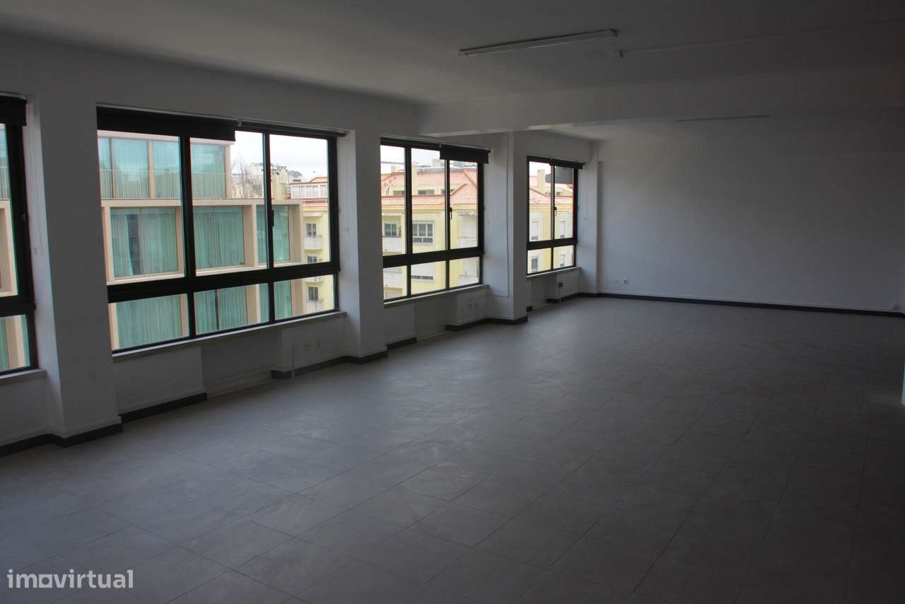 Escritório Amplo e Luminoso para Arrendamento em Picoas - Grande imagem: 4/60