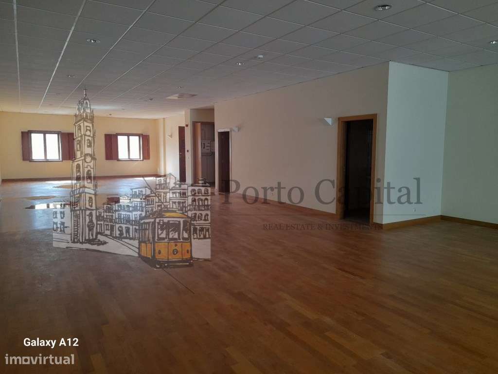 Excelente armazém junto ao Hospital Santo António - Grande imagem: 3/20