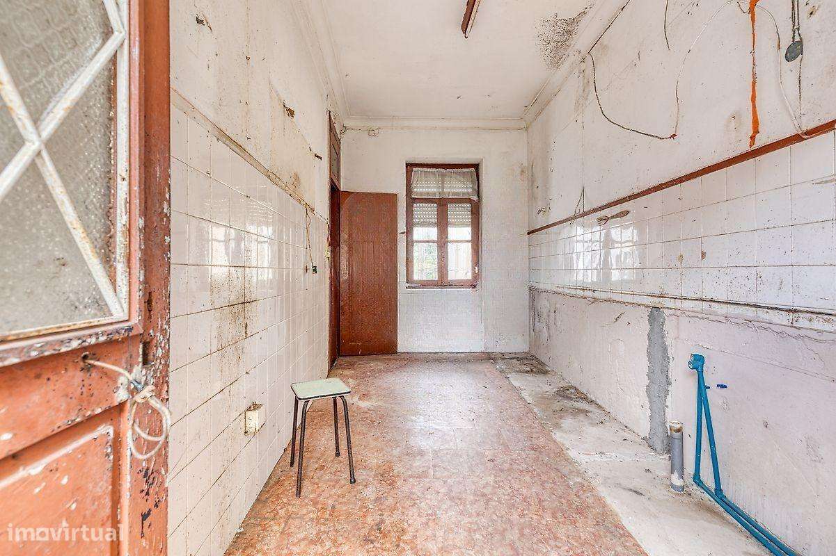 Moradia de 3 Pisos para Renovar Candal-13