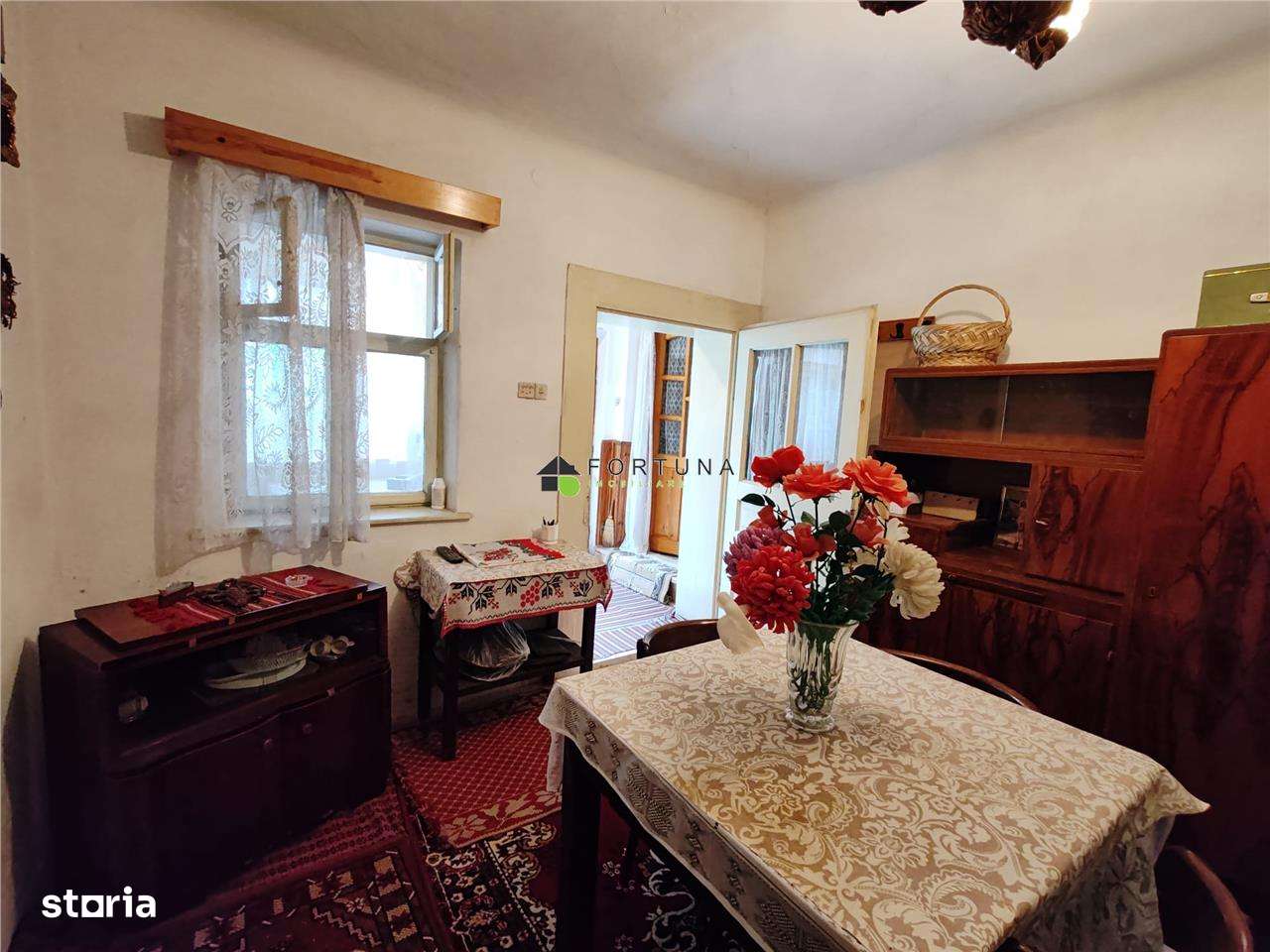 Casa , singur in curte la intrarea in ZIZIN-5