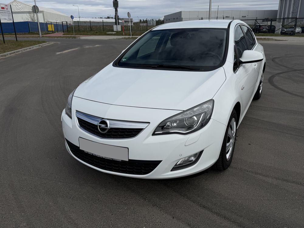 Opel Astra J 1.4 T Enjoy 2011