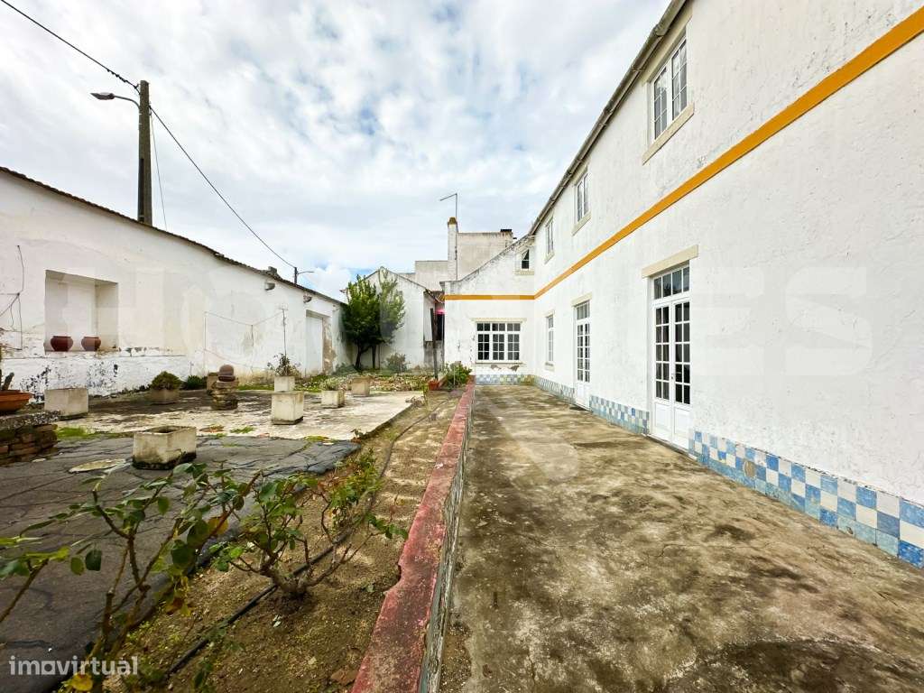 Moradia Secular de Charme | Casa + Jardim + Anexos | Potencial Hote...-51