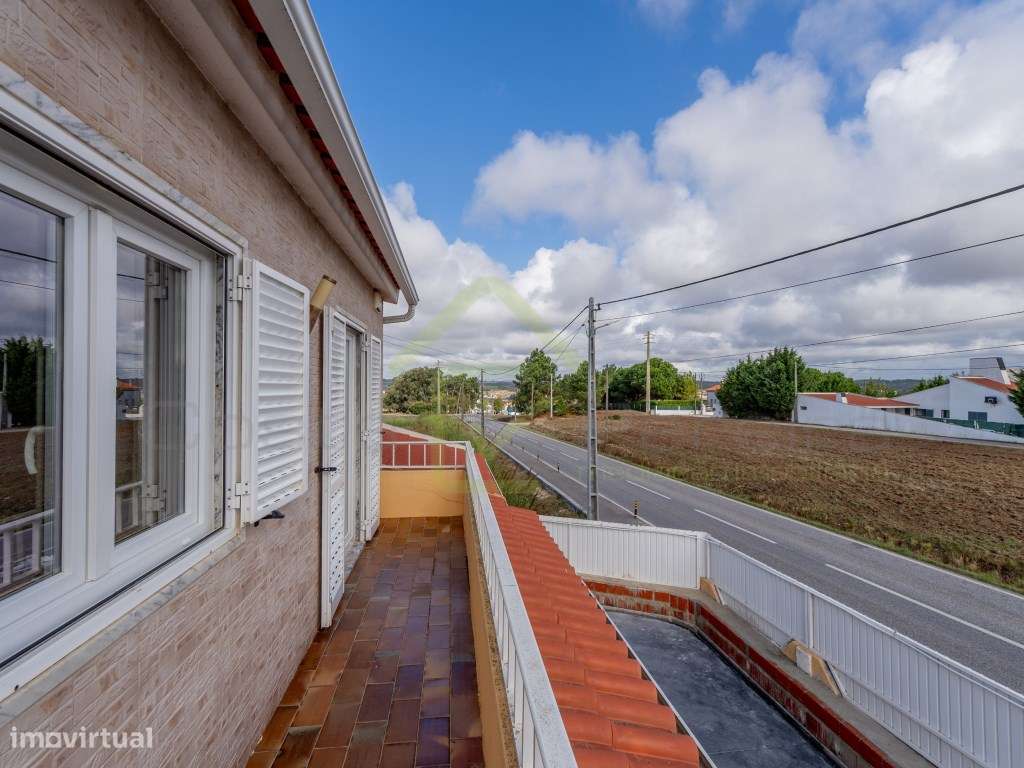 Moradia T4 a minutos dos acessos da A8 e perto das praias de região-36