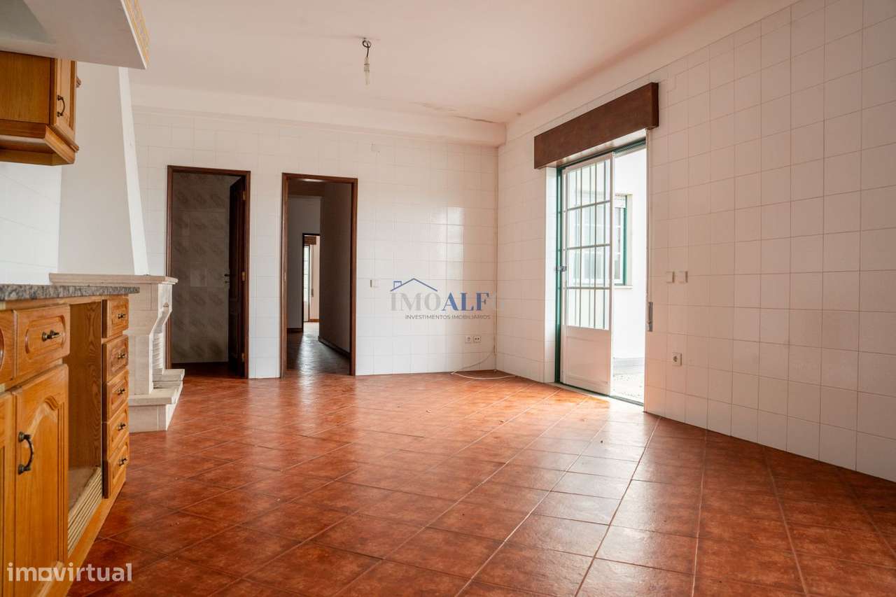 Moradia T3 com espaço comercial e quintal , Alpiarça - Grande imagem: 4/28