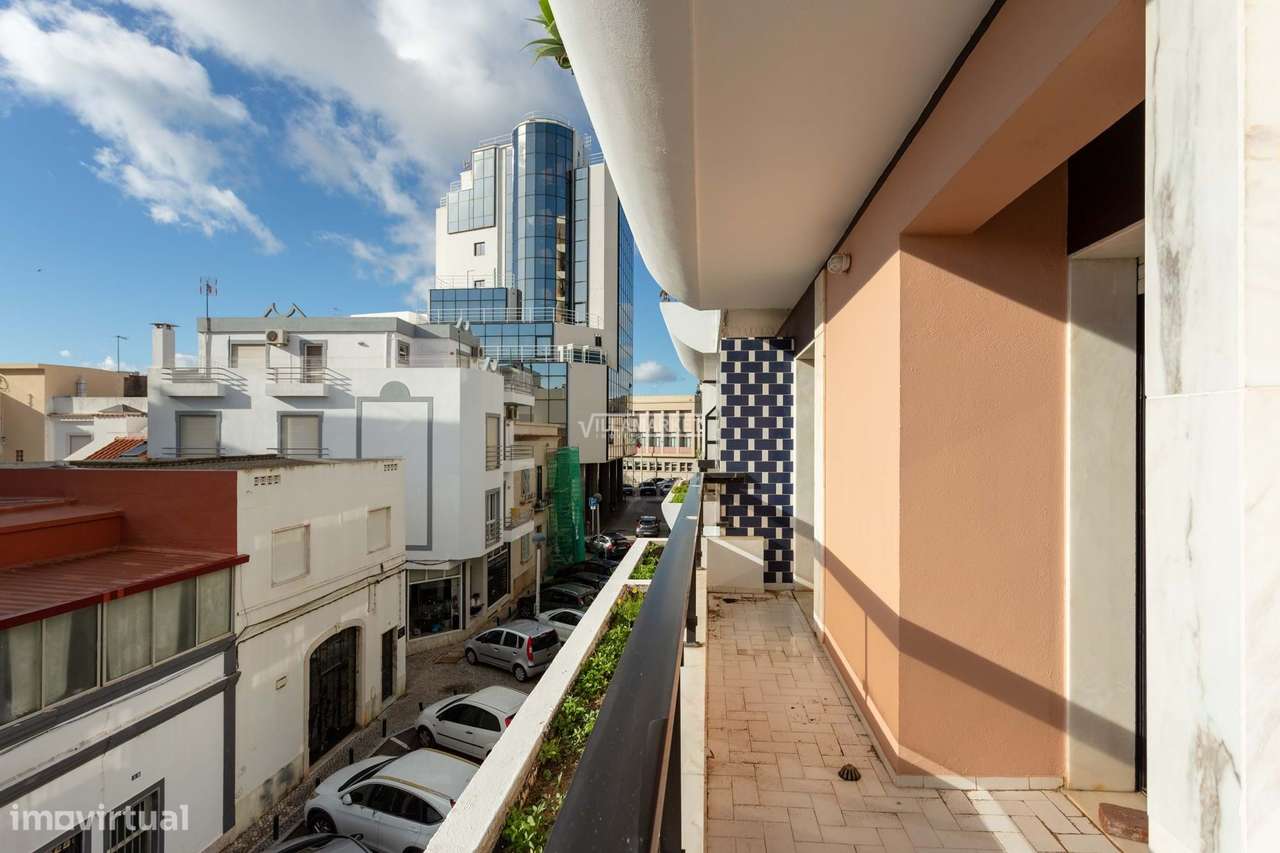 Apartamento T3 inserido no 2º andar de edifício com elevador situado n-15