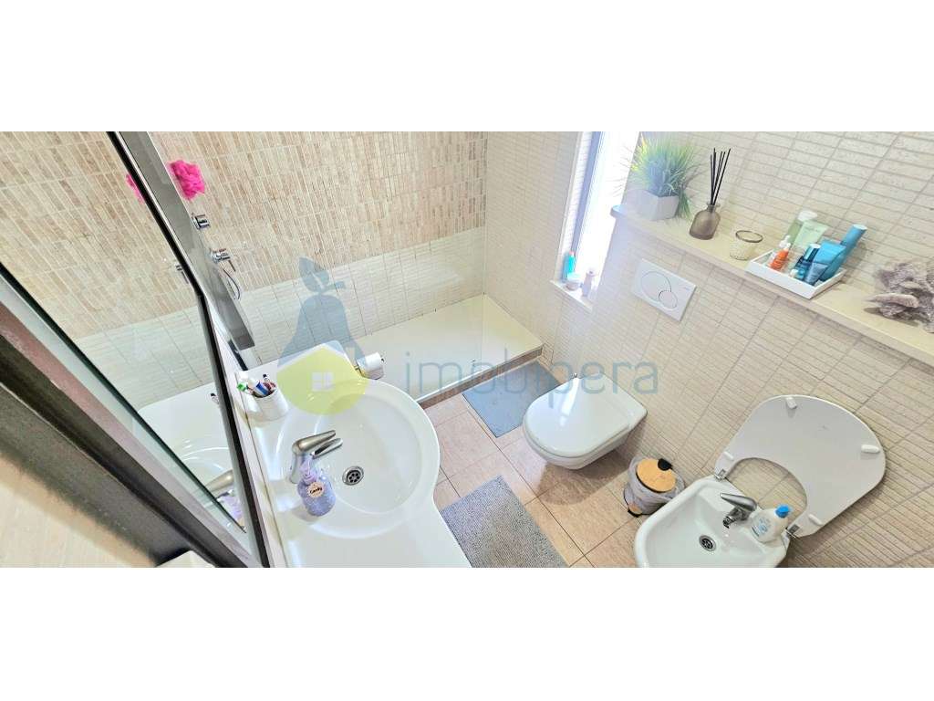 Moradia T4 com 260m2 de área e cave de 95m2, localizada no Monte da...-43