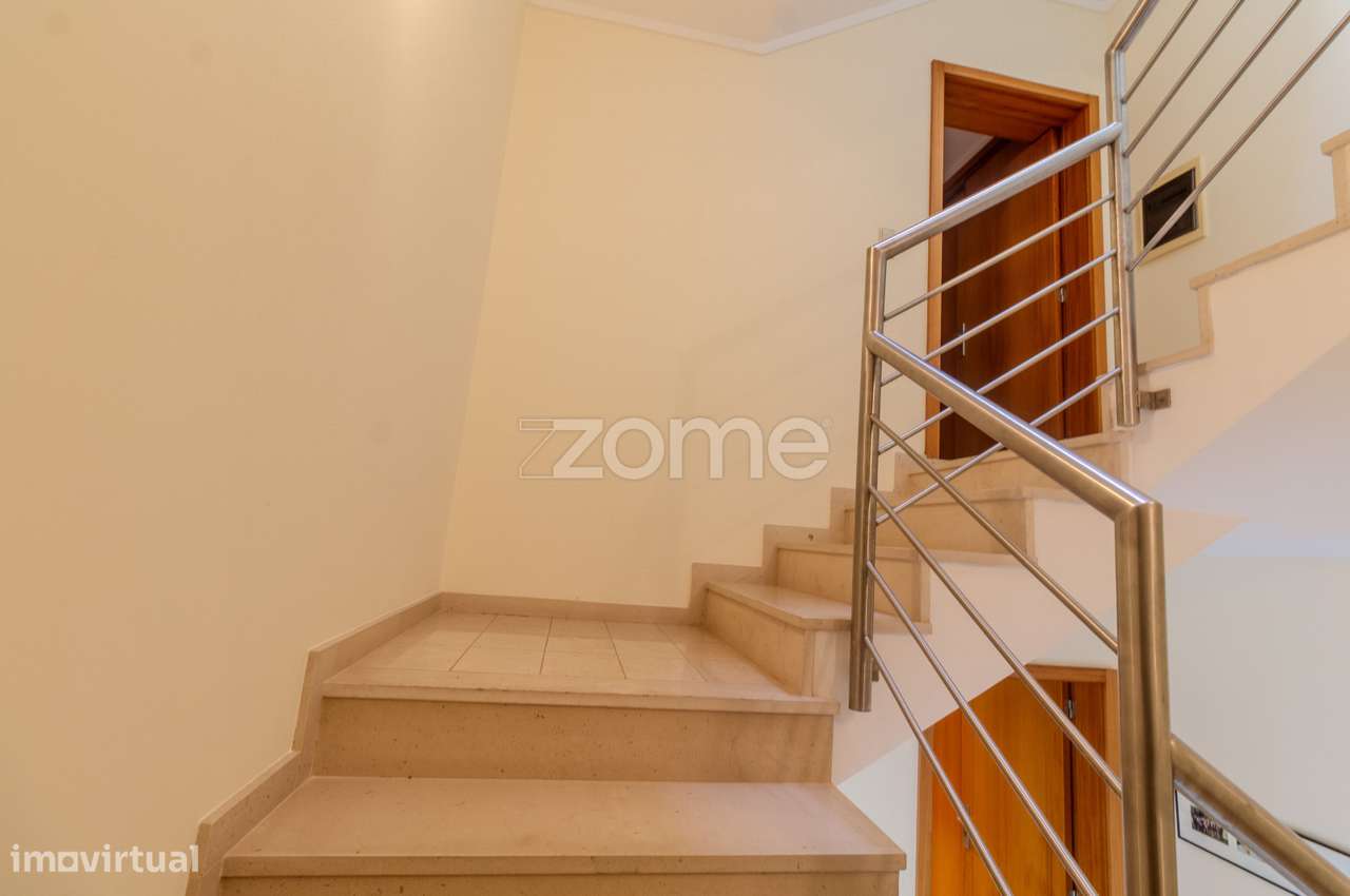 Moradia T3 | 3 Suítes e Piscina com Vista Rio-35