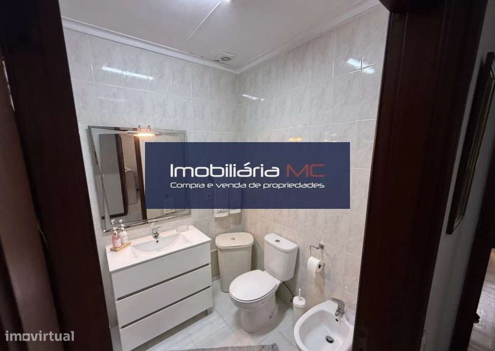 Apartamento T2 com terraço, junto à Avenida da República-5
