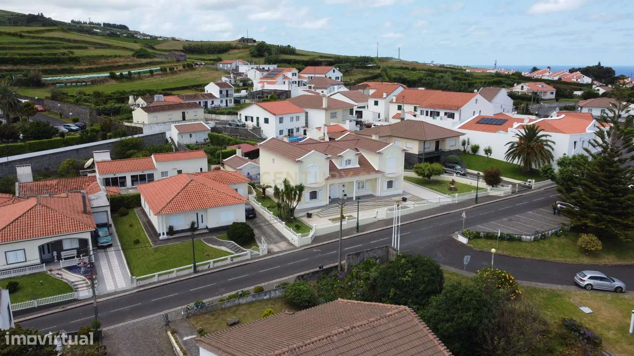 Moradia de Assinatura no Concelho do Nordeste – Exclusividade, Luz e V - Grande imagem: 2/60