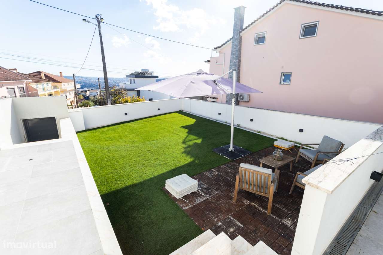 Oportunidade única: Moradia Isolada de Sonho em Famões: Conforto, Mode-36