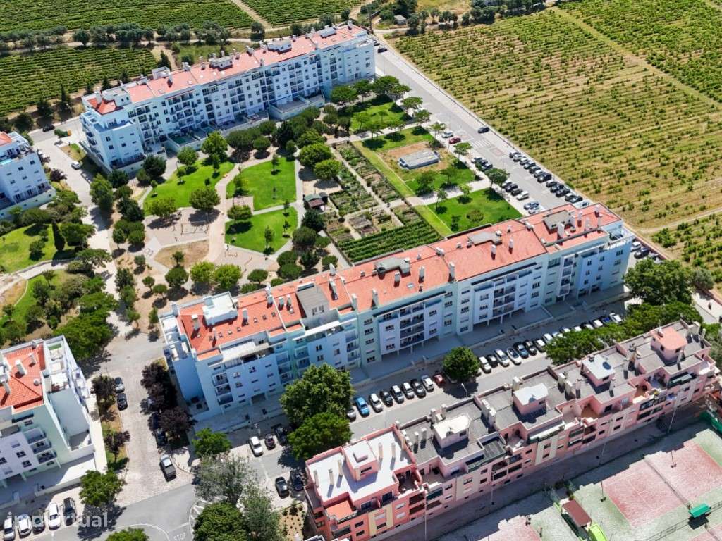 VENDE-SE T3 COM TERRAÇO E GARAGEM EM CARCAVELOS-36