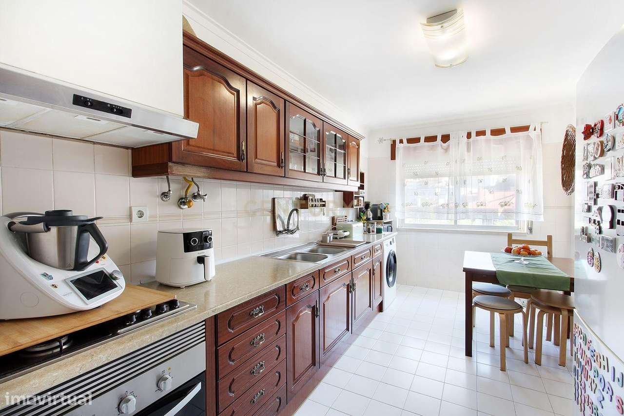 Mem Martins - Apartamento T1 transformado em T2 em zona tranquila.-8