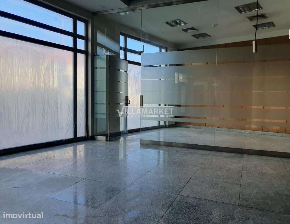 Loja da banca com 221 m2 situada na EN 118 em pleno Centro de Samora C-9