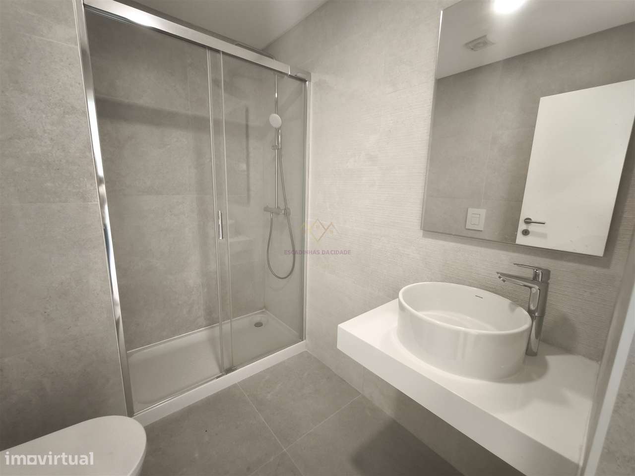 Elegância e Conforto em Carnaxide: T2 com Varandas, 2 Lugares de Garag-24