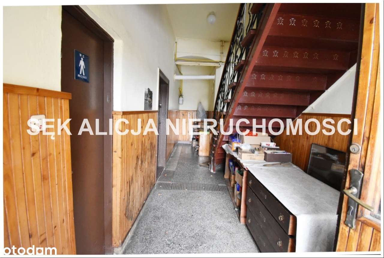 Kamienica z dużym parkingiem i ogrodem-6