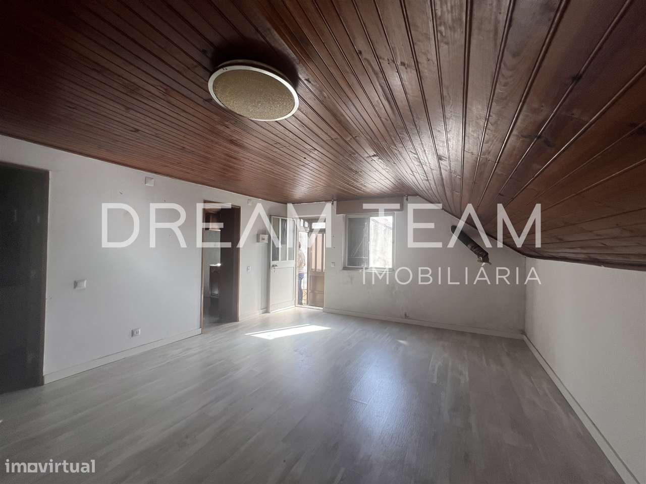 Moradia T4 Bifamiliar na Charneca da Caparica para Remodelação-24