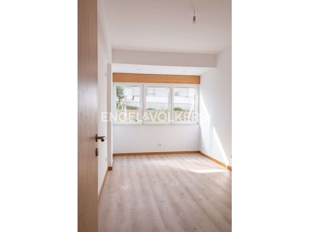 T2 Remodelado com 83m2 no Casal de S. Brás-10