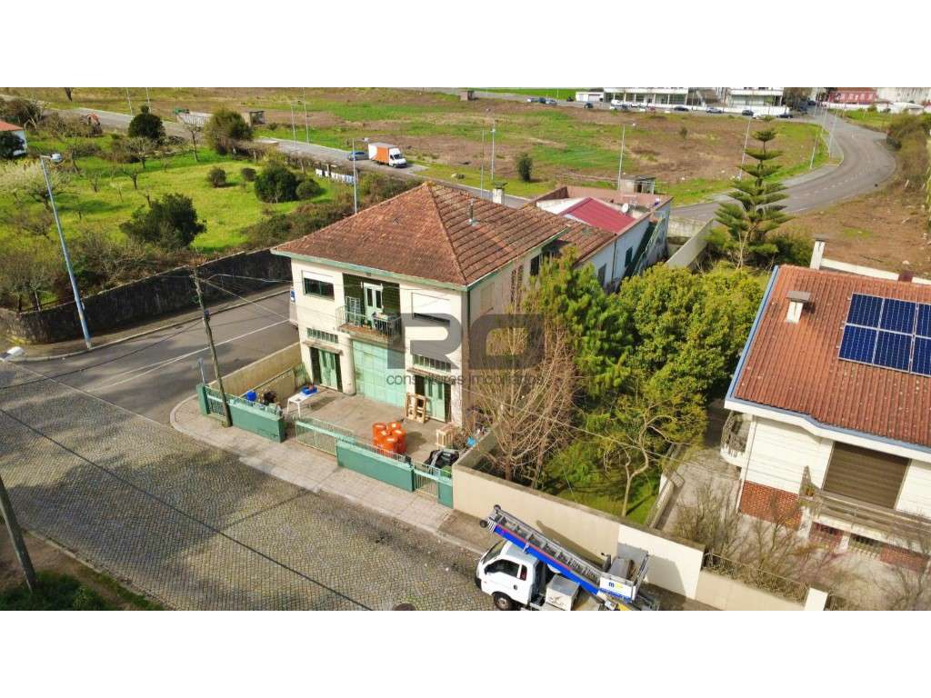 Edifício com enorme potencial no coração do Castêlo da Maia-7