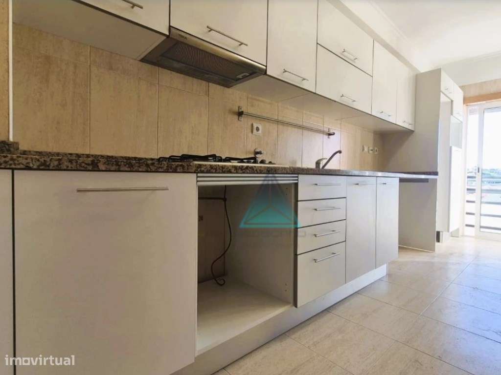 Apartamento T2 Feijo Com Arrecadacao E 2 Varandas
