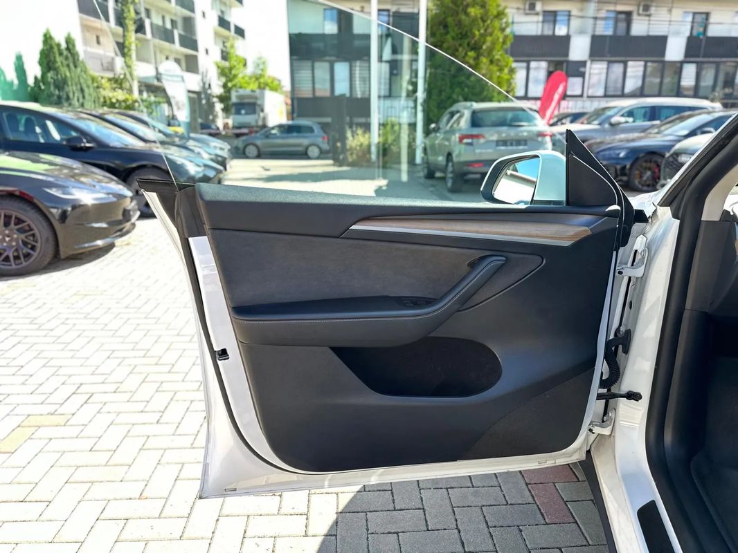 Tesla Model Y Long Range Dual Motor AWD - 33