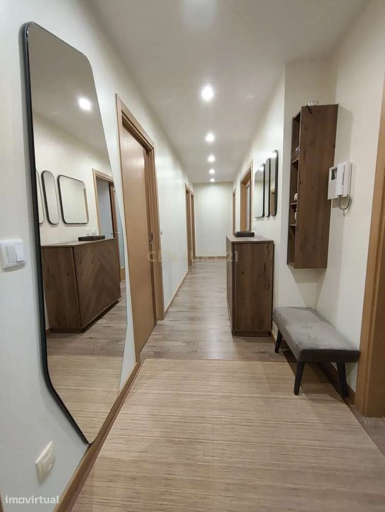 T3+1 com aproveitamento de sótão, 2 lugares de garagem e Churrasqueira - Grande imagem: 3/34