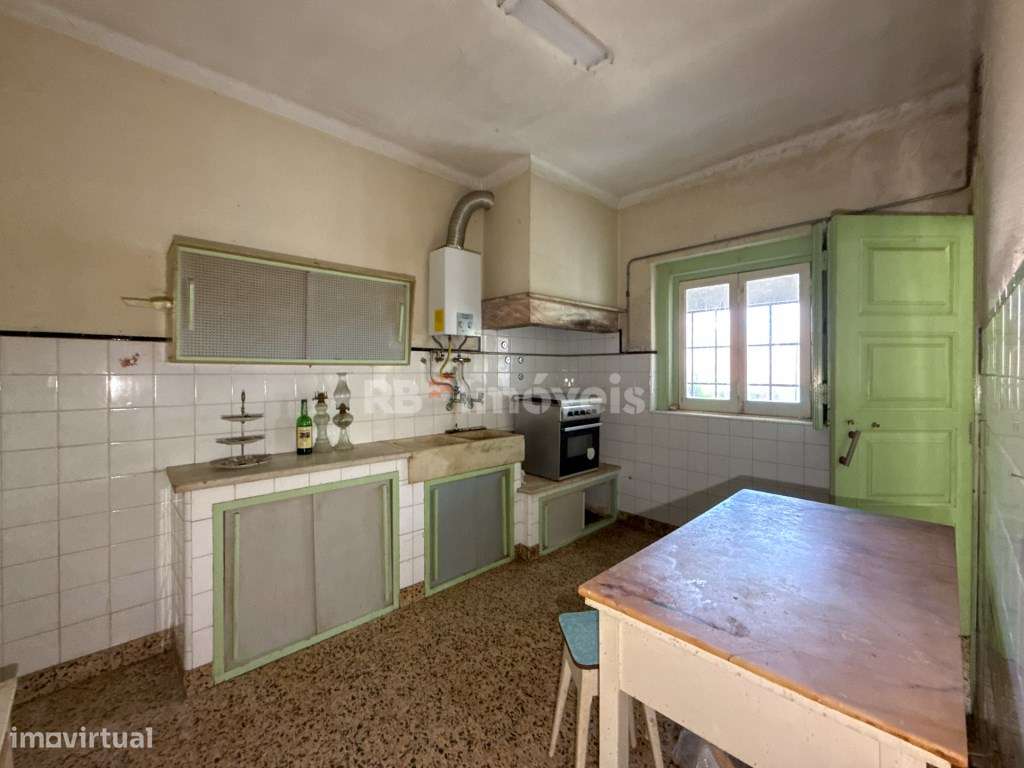 Moradia T3 com espaço exterior no centro de Vila Nova da Barquinha-17
