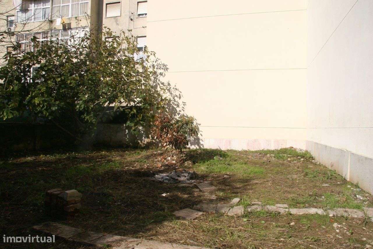 T0, quintal c/240m2, Av. D. Dinis, junto Pingo Doce, Metro Odivelas - Grande imagem: 3/26