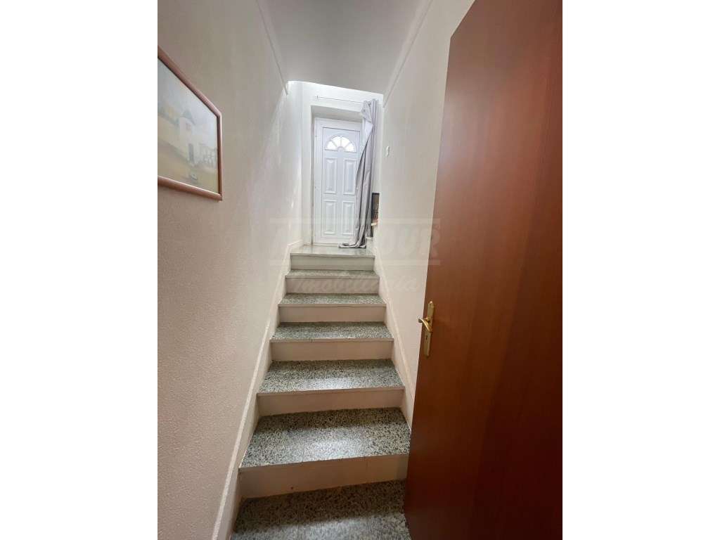 Moradia T4+3 com garagem, terraço e logradouro nas Ermidas-Sado-13