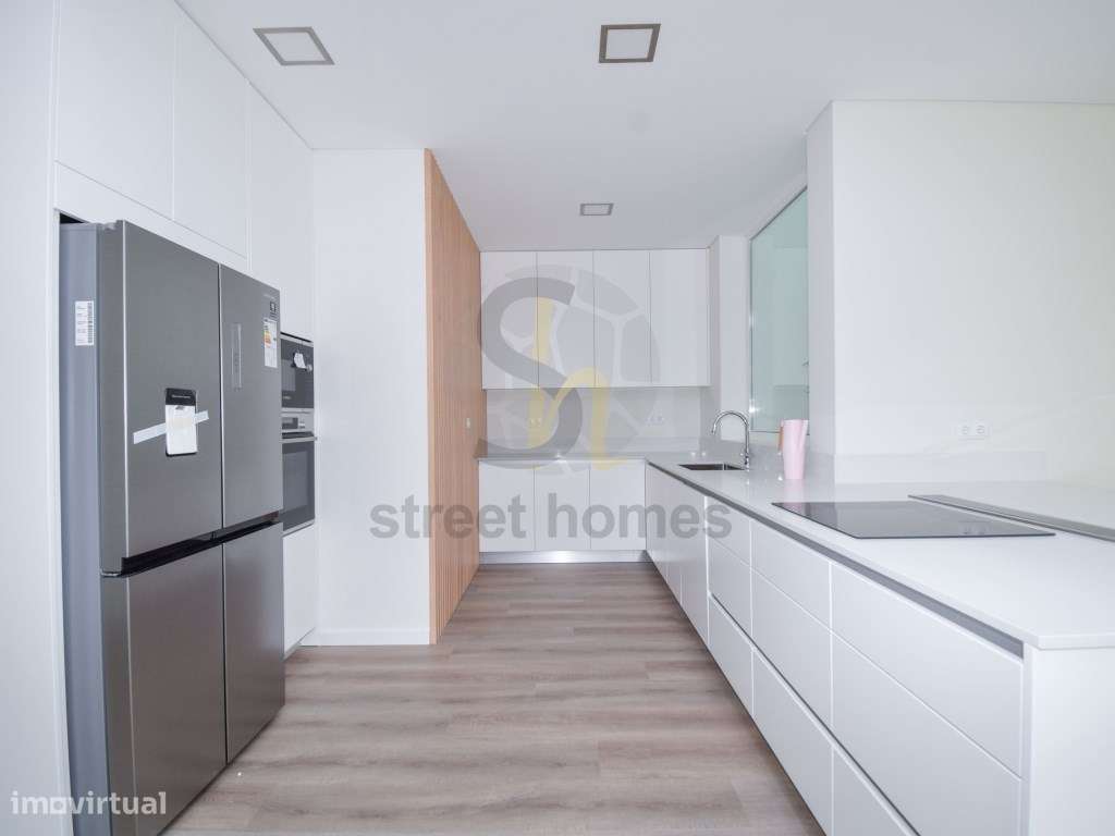 Moradia Nova V4 no Centro da Parede-17