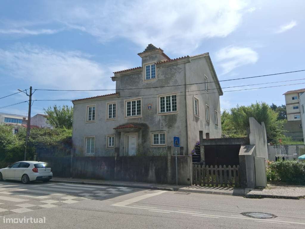 Moradia M6 com garagem em zona de Cernache