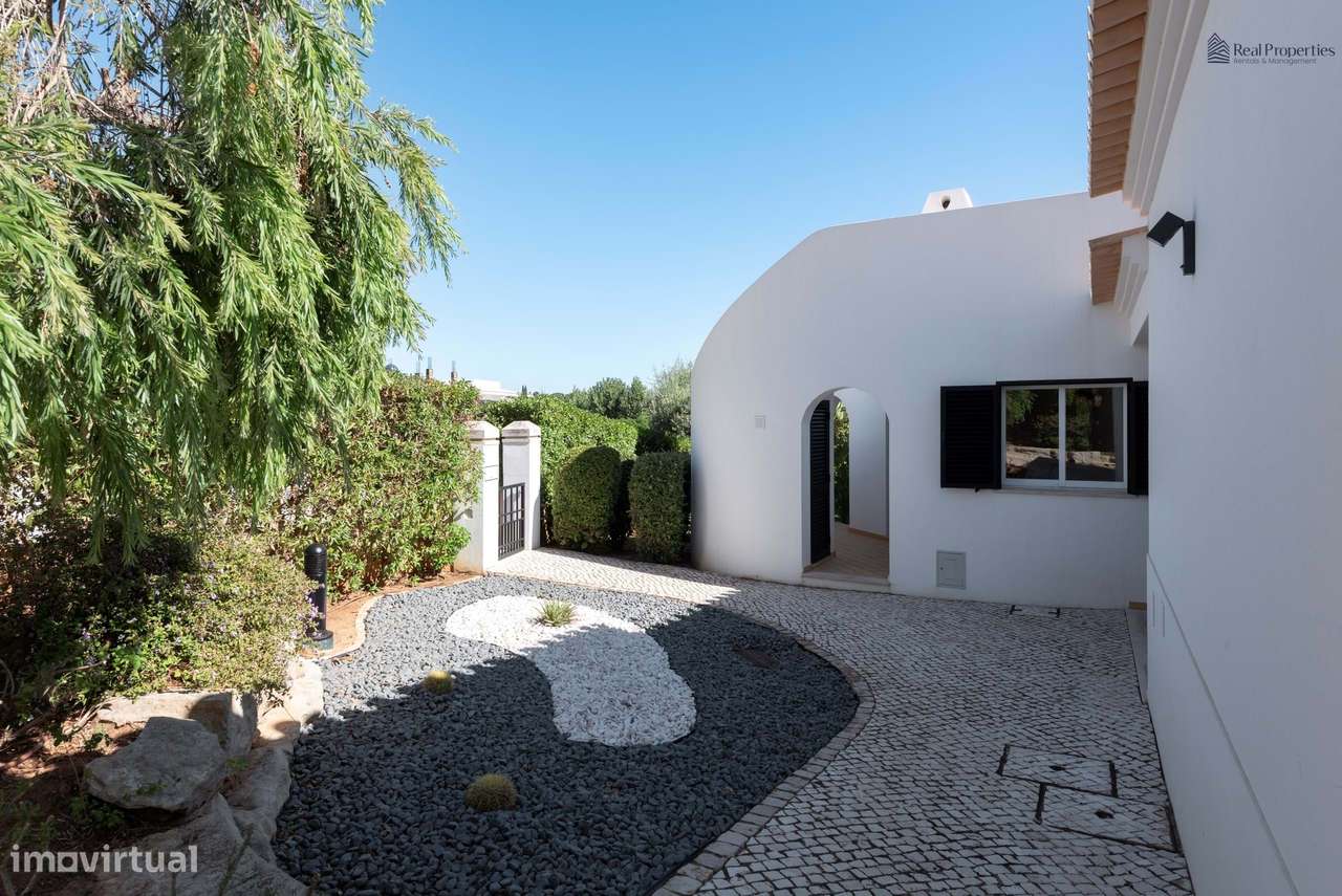 Moradia Térrea T4 Isolada em Albufeira – Um Refúgio de Luz, Conforto e-38